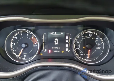 2017 Jeep Cherokee Latitude 4X4 z USA, uszkodzony, nr VIN 1C4PJMCSXHW628706